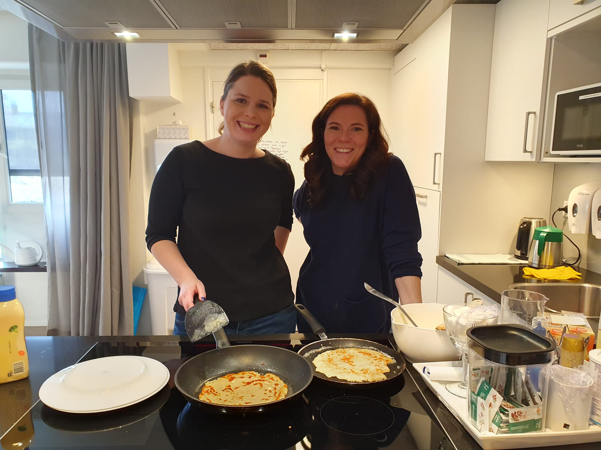 RAYA leden koken pannenkoeken voor dak- en thuislozen in Amersfoort