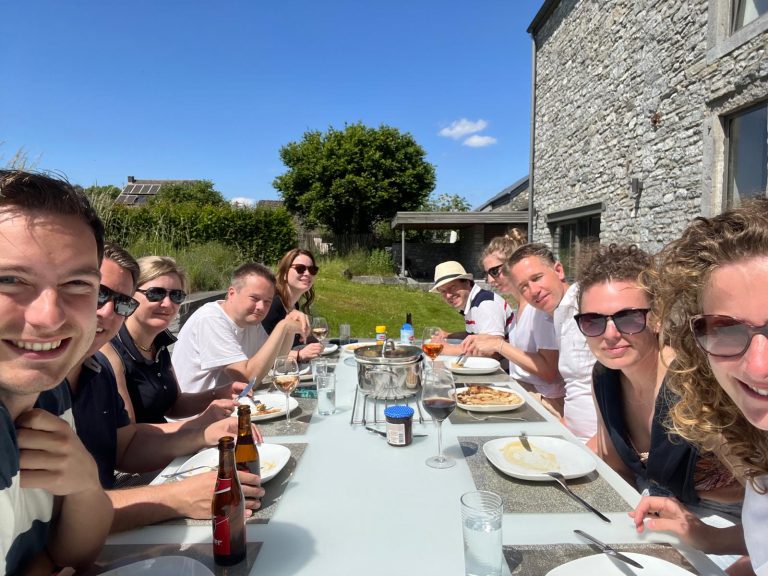 Leden van RAYA samen aan het dineren tijdens het clubweekend in de Ardennen