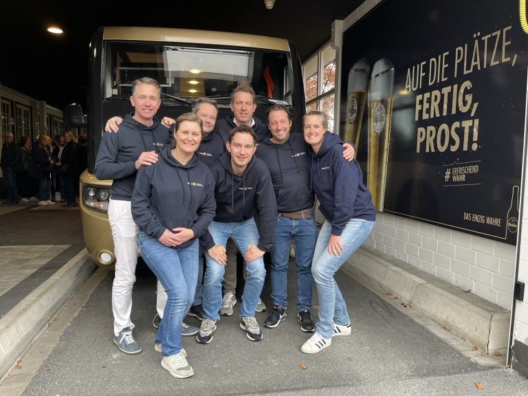 RAYA teamfoto met club hoodies