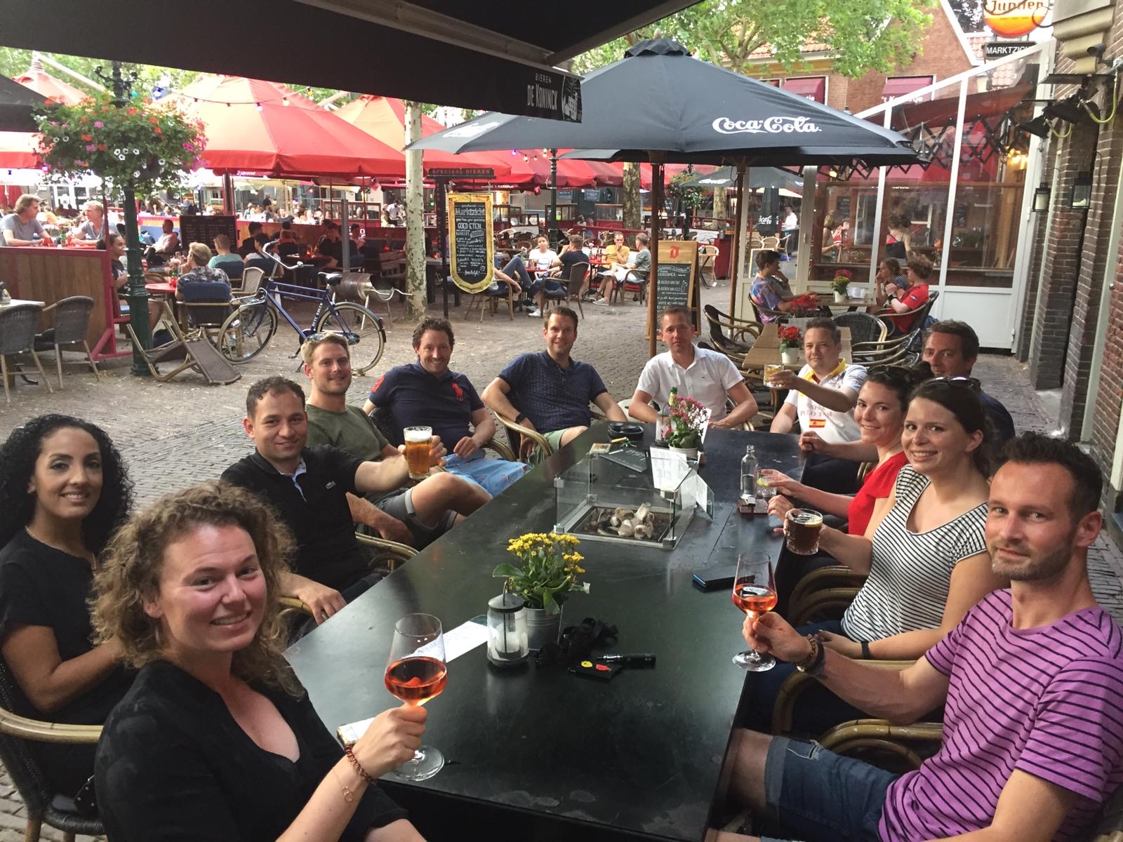 RAYA leden op een terras in de binnenstad van Amersfoort
