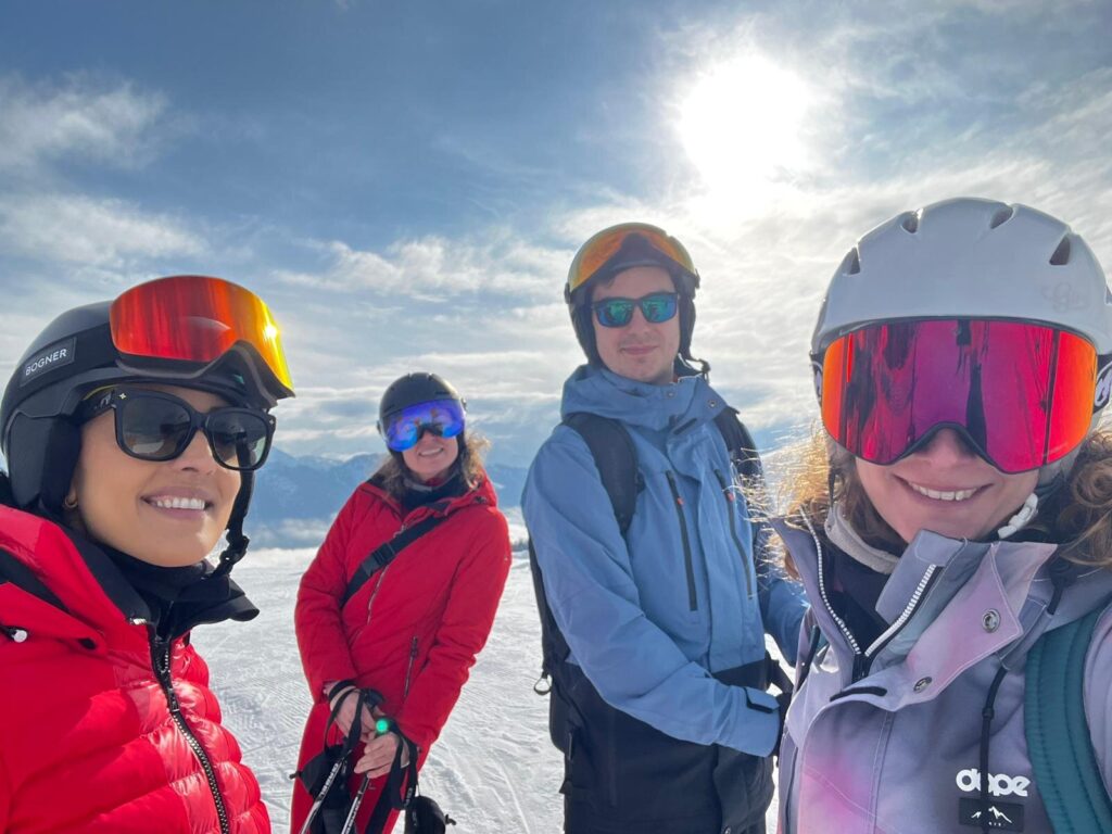 Vier leden van RAYA op de piste in Flachau onder een zonnige hemel