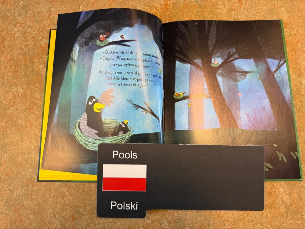 Een prentenboek met Poolse tekst in de meertalige bibliotheek van Wereldwijzer Taalschool