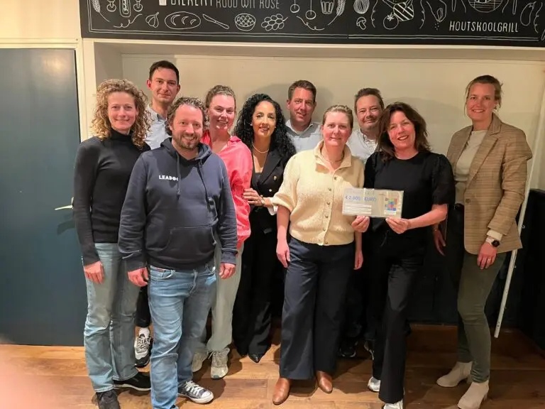 Chequeoverhandiging aan Wereldwijzer Taalschool